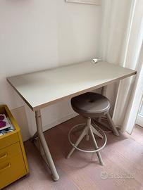 Scrivania ikea e sgabello in pelle