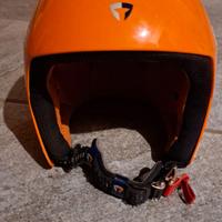 Casco sci omologato con mentoniera.