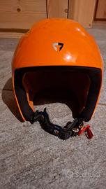 Casco sci omologato con mentoniera.