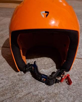 Casco sci omologato con mentoniera.