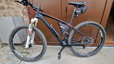 Mountain bike in carbonio