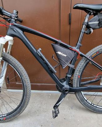 Mountain bike in carbonio