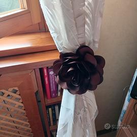 due spille decorative a forma di fiori marroni