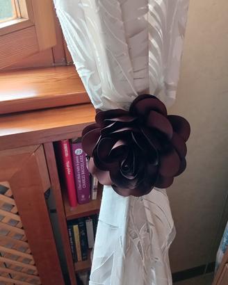 due spille decorative a forma di fiori marroni