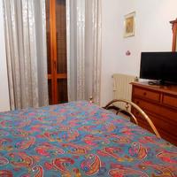 Camera matrimoniale con comò, comodini e armadio