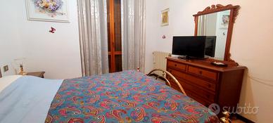 Camera matrimoniale con comò, comodini e armadio