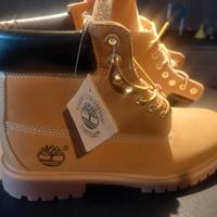 scarponi tipo Timberland n. 45