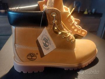 scarponi tipo Timberland n. 45
