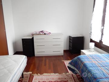 Camera condivisa in ampio appartamento con balcone