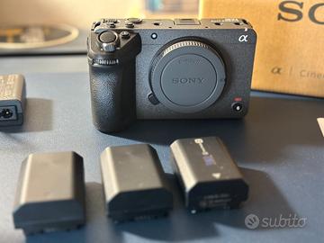 SONY FX30 + ZEISS FE 4/24-70 SONY + 3 batterie