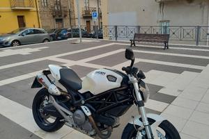  Ducati Monster 696 plus