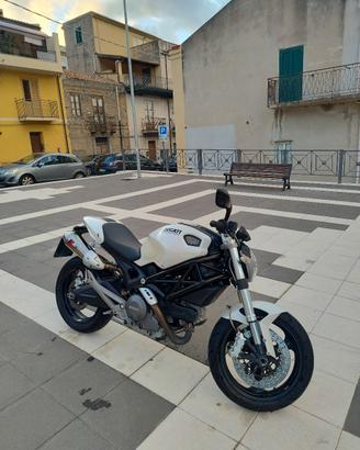  Ducati Monster 696 plus