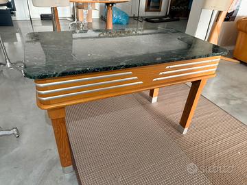 Tavolo con ripiano in marmo