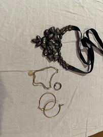 Accessori collane bracciali e orecchini