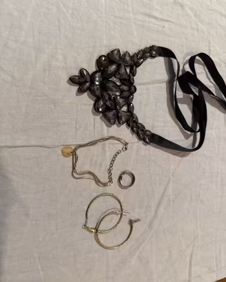 Accessori collane bracciali e orecchini