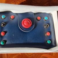 Portafoglio da donna blu con decorazioni