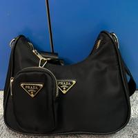 Borsa tracolla nera dettagli oro a catena