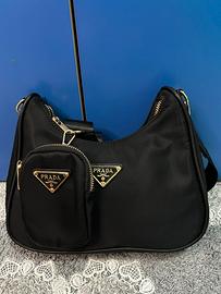 Borsa tracolla nera dettagli oro a catena