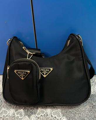 Borsa tracolla nera dettagli oro a catena