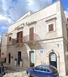 Centralissimo locale commerciale con 3 vetrine