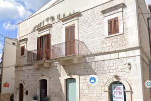 Centralissimo locale commerciale con 3 vetrine