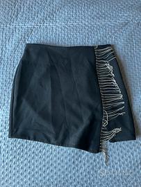 minigonna nera con catene e strass
