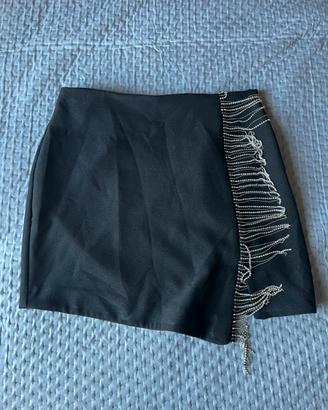 minigonna nera con catene e strass