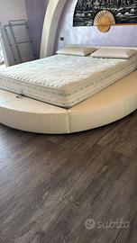 Letto matrimoniale bianco