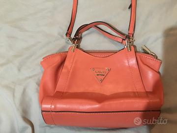 Borsa piccola Guess a mano e tracolla