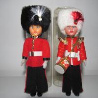 Due Antichi Bambole Guardia Reale con Dettagli