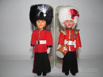 Due Antichi Bambole Guardia Reale con Dettagli