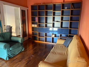 libreria finitura ciliegio con cassetti laccati