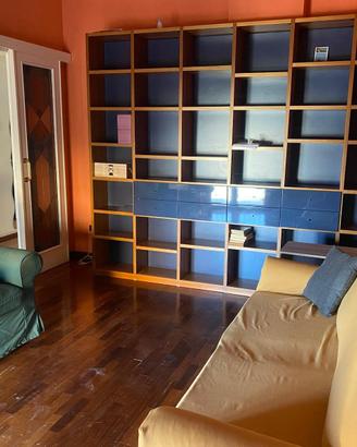 libreria finitura ciliegio con cassetti laccati