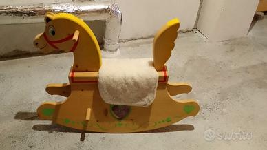 Cavalluccio a dondolo