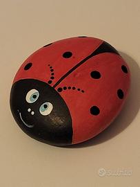 Coccinella dipinta su sasso