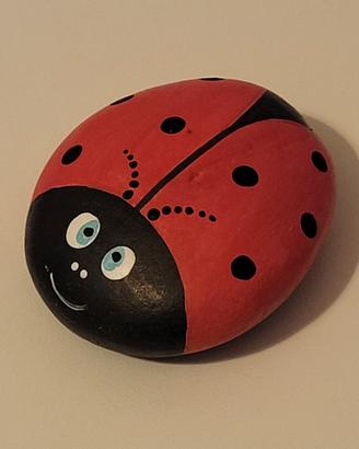 Coccinella dipinta su sasso