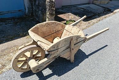 Antica carriola in legno 