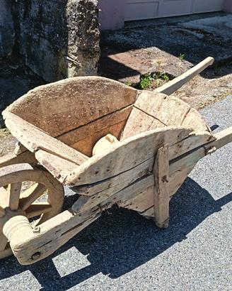 Antica carriola in legno 