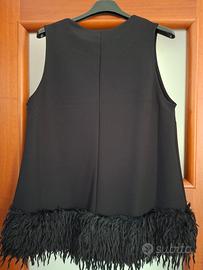 casacca donna nera con pelliccia  sul fondo 