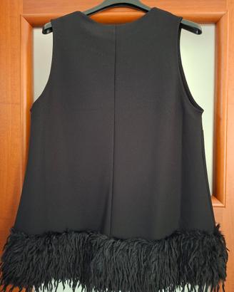 casacca donna nera con pelliccia  sul fondo 