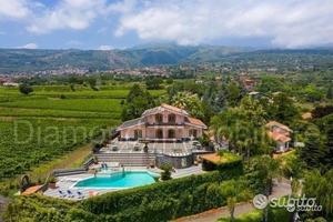Villa di lusso con piscina a Zafferana Etnea