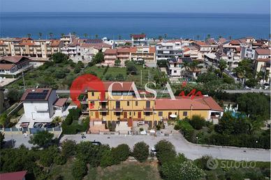 Porzione di villa su due livelli con giardino