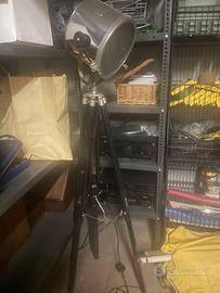 lampada da terra treppiede