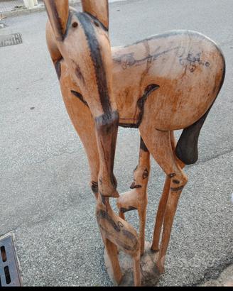 Statua in legno massiccio d'Africa