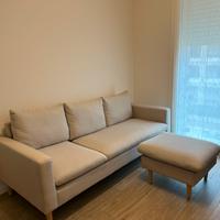 Divano 3 posti beige con pouf separabile