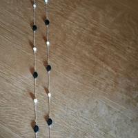 Collana lunga in perla bianca e pietra nera
