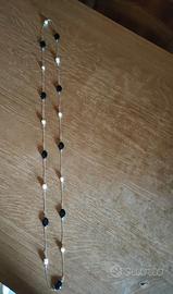 Collana lunga in perla bianca e pietra nera