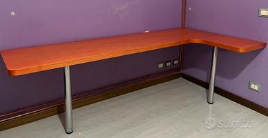 Scrivania ad angolo da muro