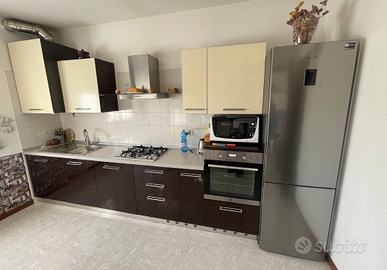 Cucina lineare completa di elettrodomestici