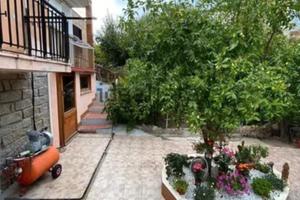 Casa indipendente con giardino